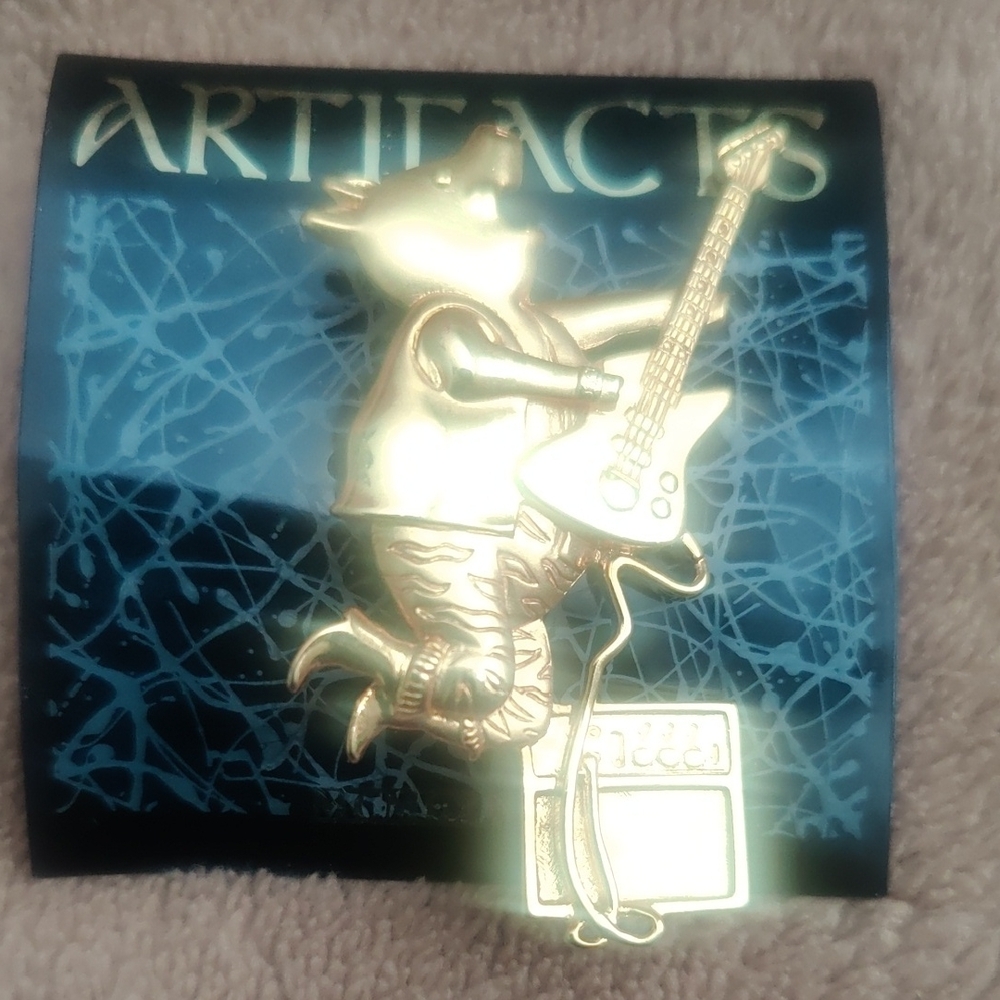 💙 6 For 32💙Artifacts Gold Guitarist Brooch